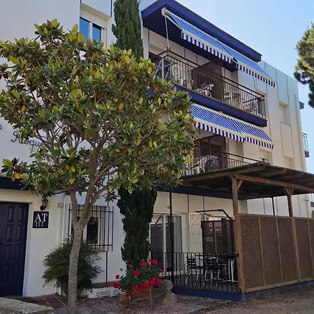 Les Roques * بلاتجا ذارو